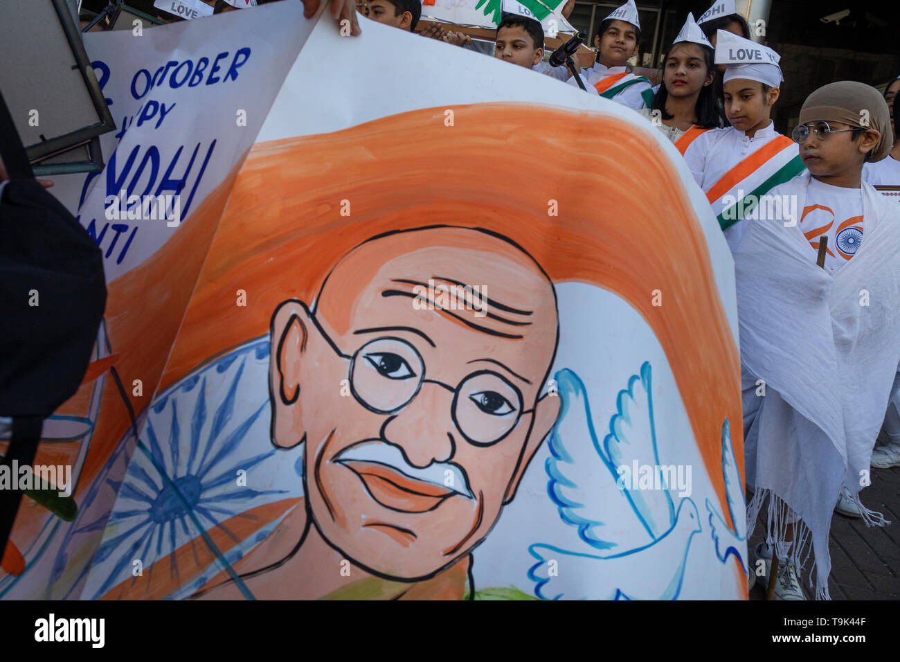 Eine Performance von der Indischen Botschaft auf sacharow Avenue in Moskau ist an den 150. Jahrestag der Geburt des Indischen Politikers Mahatma Gandh gewidmet Stockfoto