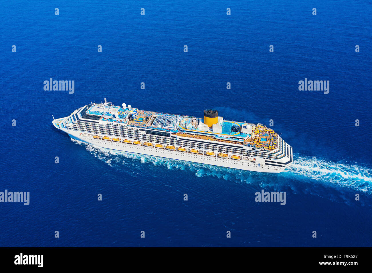 Luftaufnahme von Moderne, große weiße Kreuzfahrtschiff Liner mit  farbenfrohen Decks gegen klare blaue Meer. Ansicht von oben von drohne von  schwimmenden Passagierschiff Stockfotografie - Alamy
