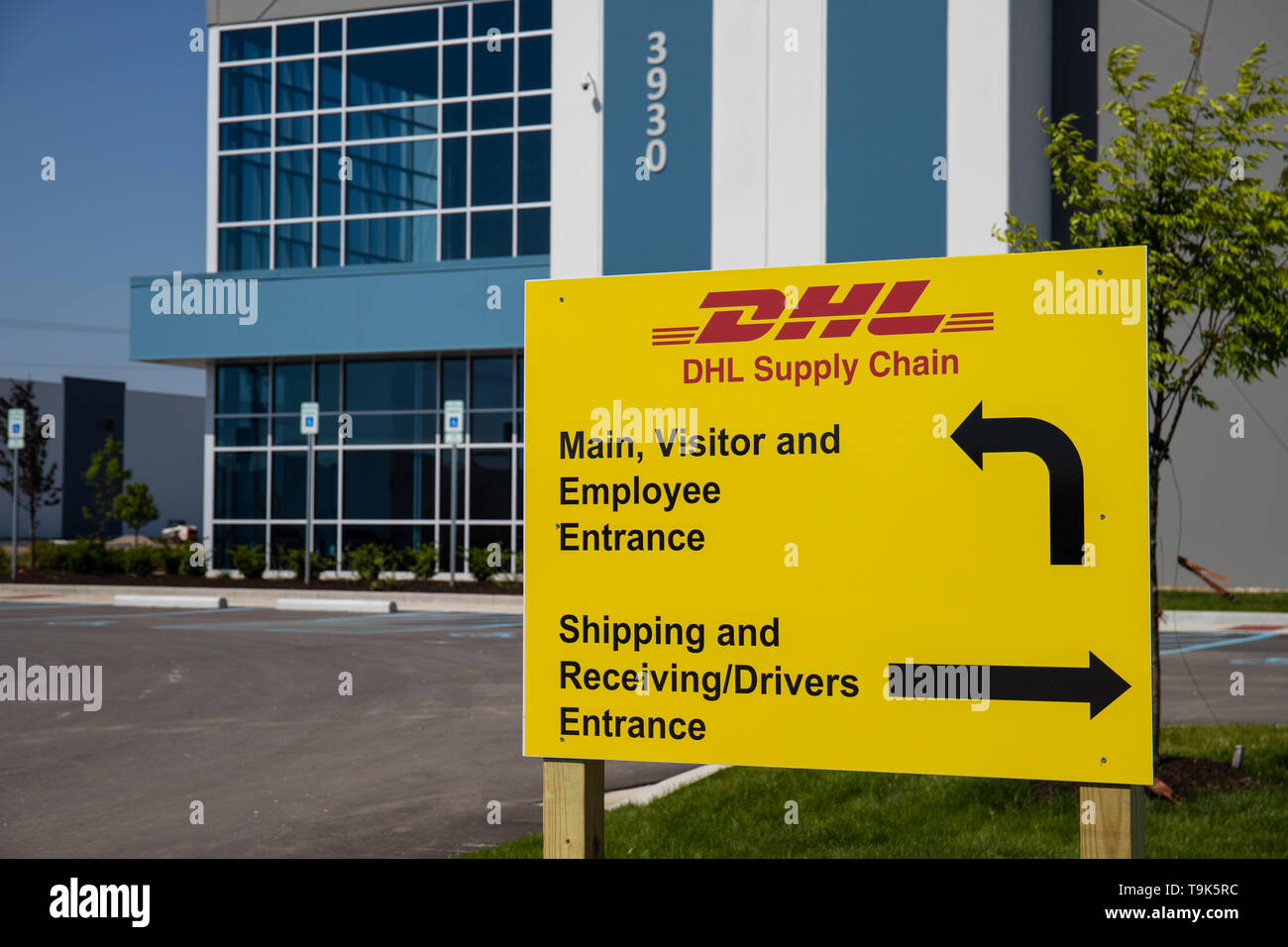Whitestown - ca. Mai 2019: DHL Supply Chain Lage. DHL ist die Einführung einer neuen Flotte von 63 elektrischen Lieferwagen in den USA II. Stockfoto