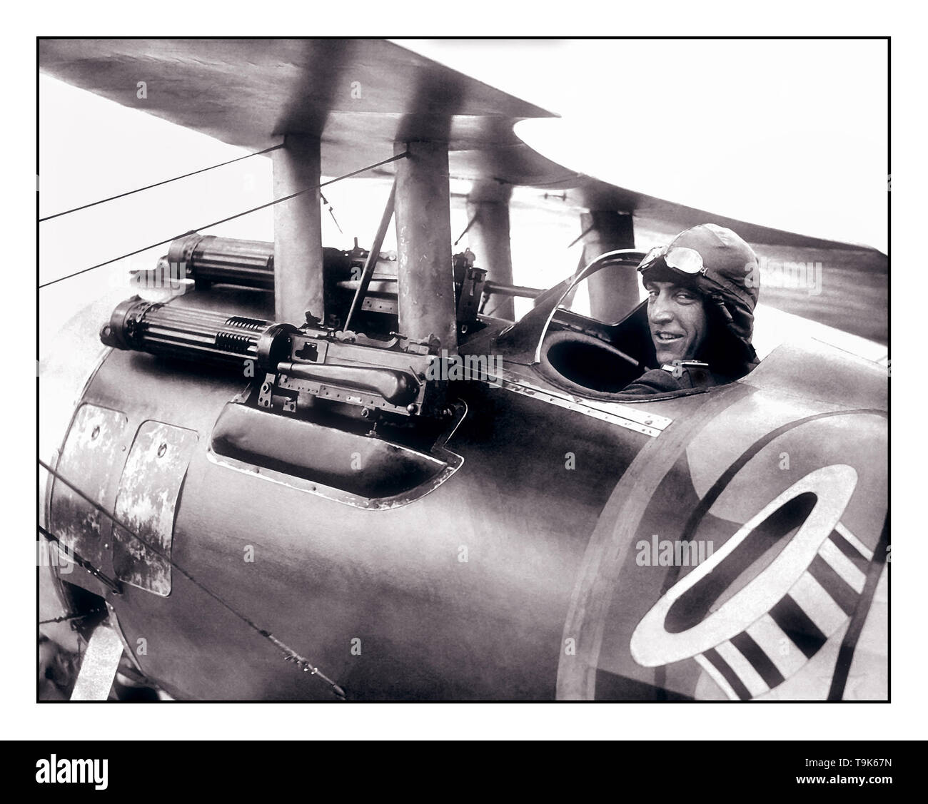 WW1 American Flying Ace Eddie V Rickenbacker 94th Aero Sqd mit seiner Nieuport 28 Doppeldecker 22 Juni 1918 der erfolgreichste Fighter ace im Krieg. Rickenbacker bewiesen, dass er einen qualifizierten Ersatz, und das Militär ihm einen Platz in einer von Amerikas Air Combat Einheiten ausgezeichnet, dem 94Th Aero Squadron, informell als "hat-in-der-Ring"-Staffel nach dem Insignia. Stockfoto