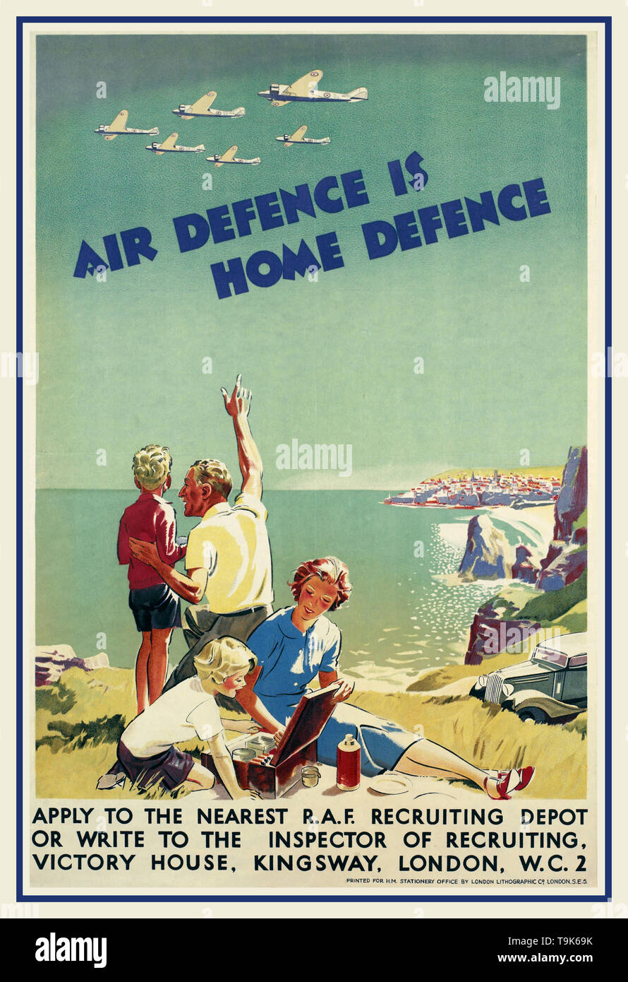 Jahrgang 1940 WW2 Propaganda recruiting Poster für die RAF'Air Defense Home Defence" der Familie bei einem Picknick auf einer Klippe am Meer. Die Mutter und die Tochter sitzen mit einem behindern, während der Vater den zeigt, der seinen Sohn sechs RAF-Flugzeuge, die in Formation Overhead. Auto der Familie ist im Hintergrund geparkt, und eine kleine Stadt ist, in der Ferne auf der anderen Seite der Bucht sichtbar. "AIR DEFENCE IST HOME DEFENSE" GELTEN FÜR DIE NÄCHSTE R.A.F. RECRUITING DEPOT ODER SCHREIBEN SIE INSPEKTOR DES RECRUITING, SIEG HAUS, KINGSWAY, LONDON, W. C.2 gedruckt für 1234567 STATIONERY OFFICE Stockfoto