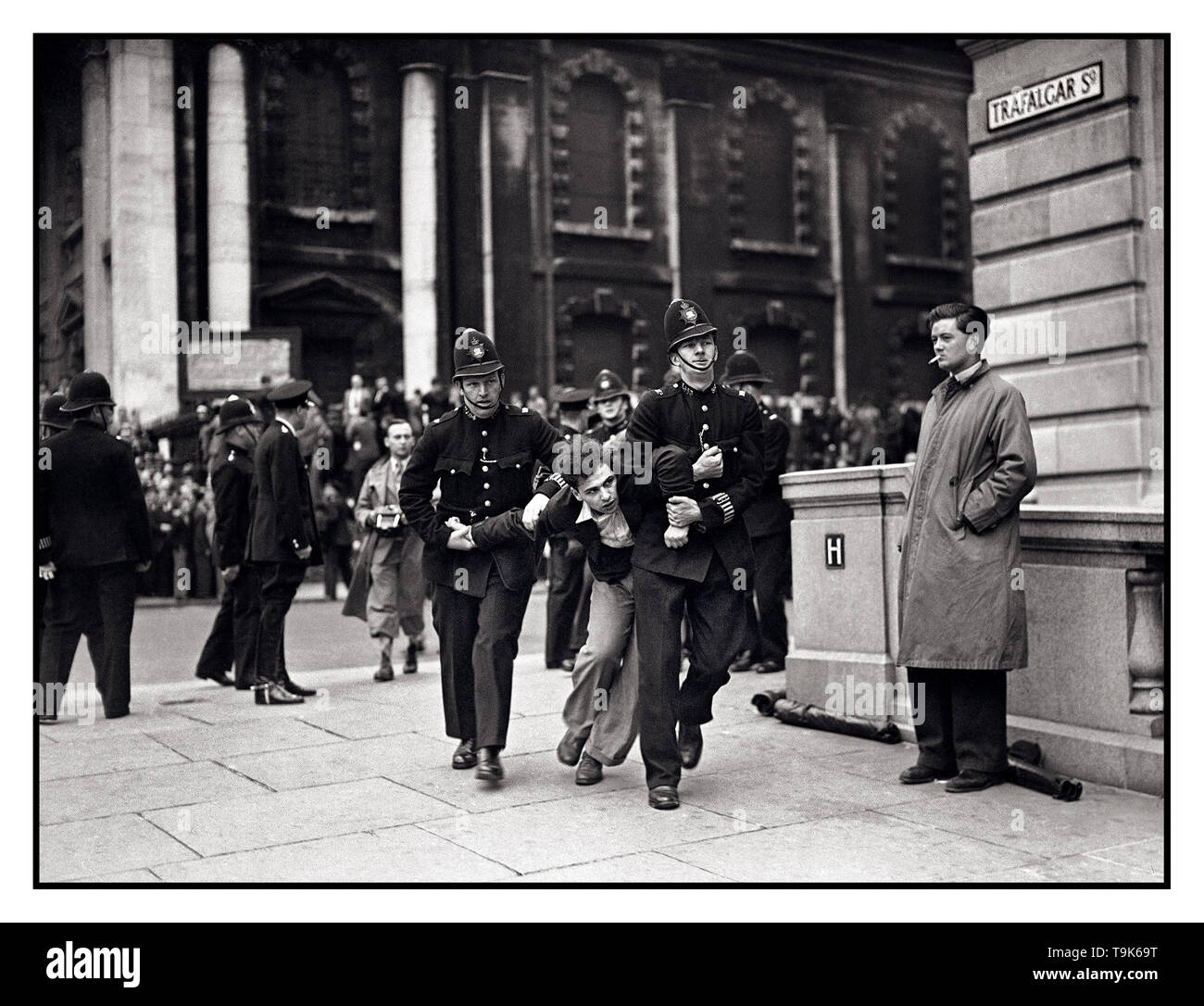 Vintage B&W news Bild der Demonstrator kämpfen mit der Polizei wie der Britischen Union der Faschisten von Kentish Town, geführt von Sir Oswald Mosley Parade und März in London während der lokalen Wahlen Sonntag, Juli 4, 1937 Trafalgar Square London, Großbritannien Stockfoto