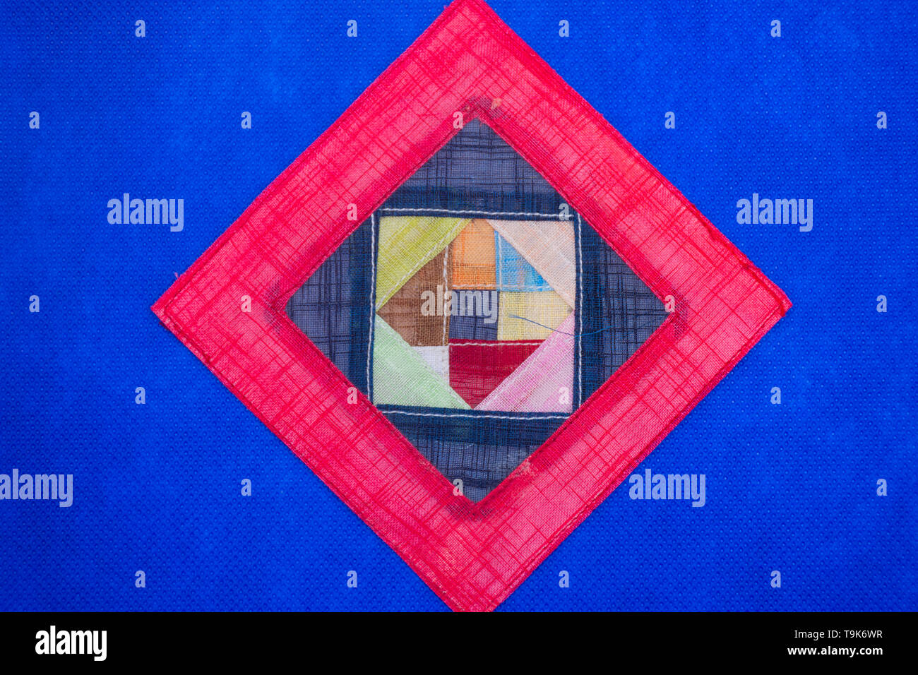 Geometrische Flachbild blauen Hintergrund, lebendige Farben in rosa und roten Dreieck Formen legen. Offenes Konzept. Stockfoto