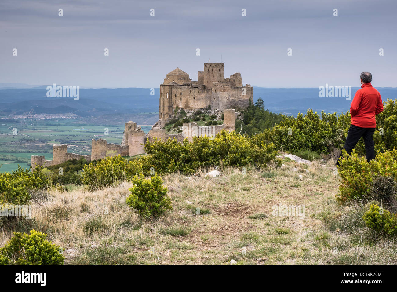 Im mittleren Alter männlichen Reisenden in Richtung Loarre Schloss in der Provinz von Huesca, Aragón, Spanien Suche Stockfoto