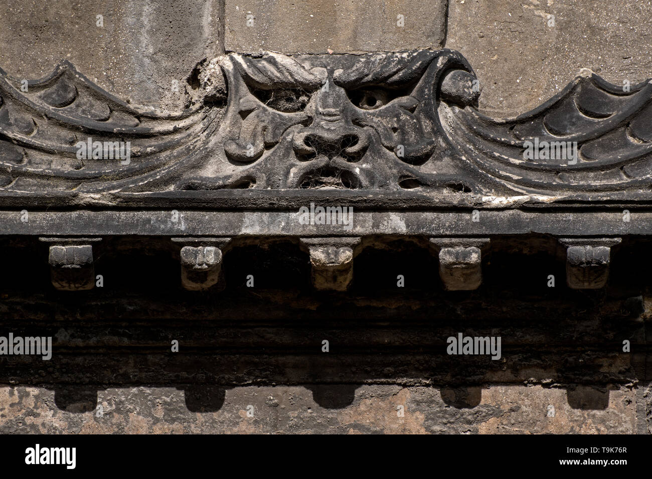 Grüner Mann auf dem Wandmalmonument des 17.. Jahrhunderts für John Mylne oder Milne (1611-67) in Greyfriars Kirkyard, Edinburgh, Schottland, Großbritannien. Stockfoto