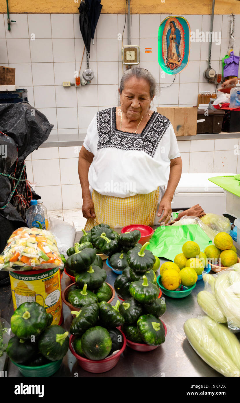 Markt Lateinamerika - eine mexikanerin Standbesitzer Verkauf von Obst und Gemüse, Merida Yucatan Mexiko Lateinamerika Stockfoto