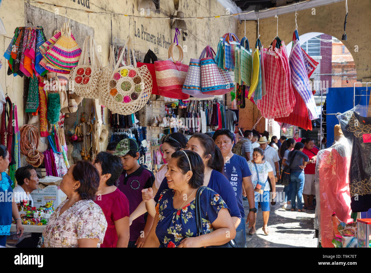 Mexiko Lifestyle - lokale indigene Menschen einkaufen in den bunten Markt, Merida, Yucatan, Mexiko Lateinamerika Stockfoto