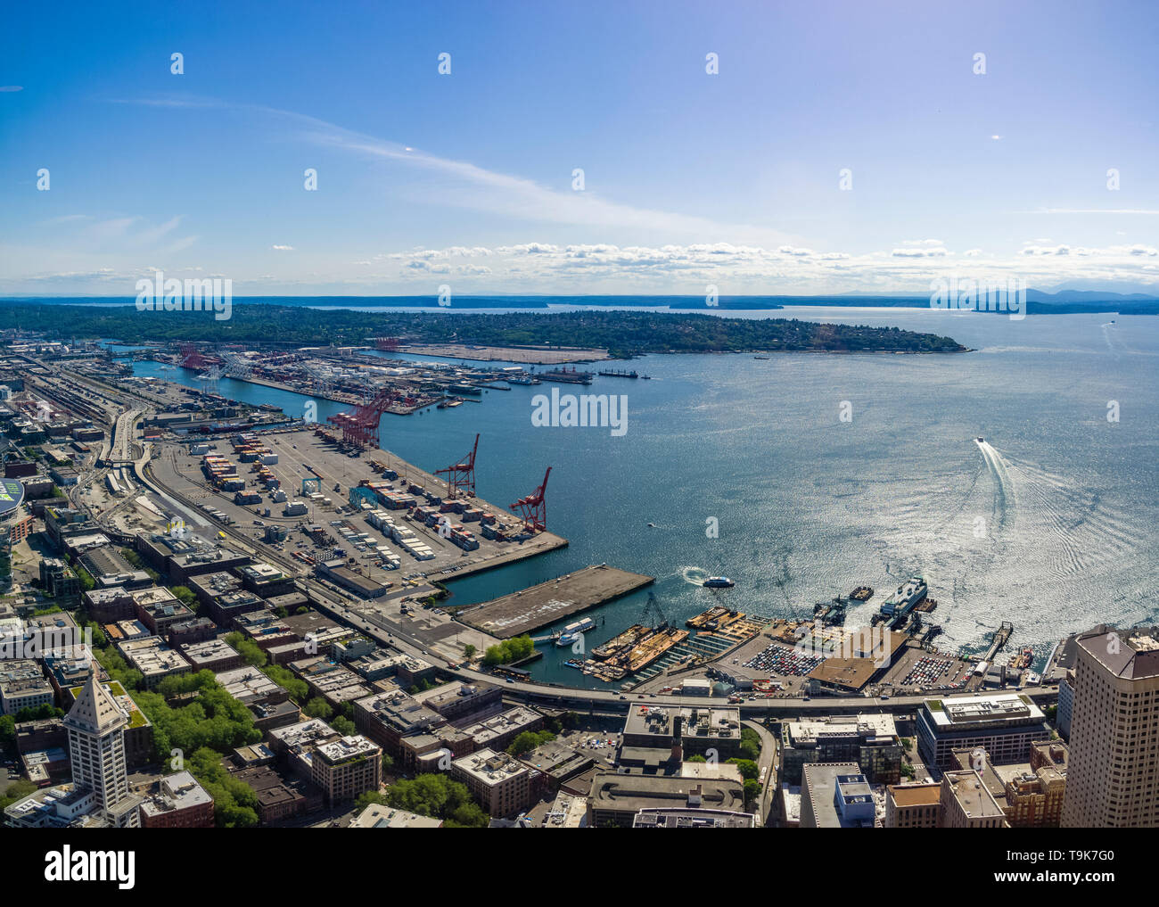 Luftaufnahme der Elliott Bay, Seattle Waterfront und Seattle Hafen oder habor an einem sonnigen Tag, Seattle, WA, USA. Stockfoto