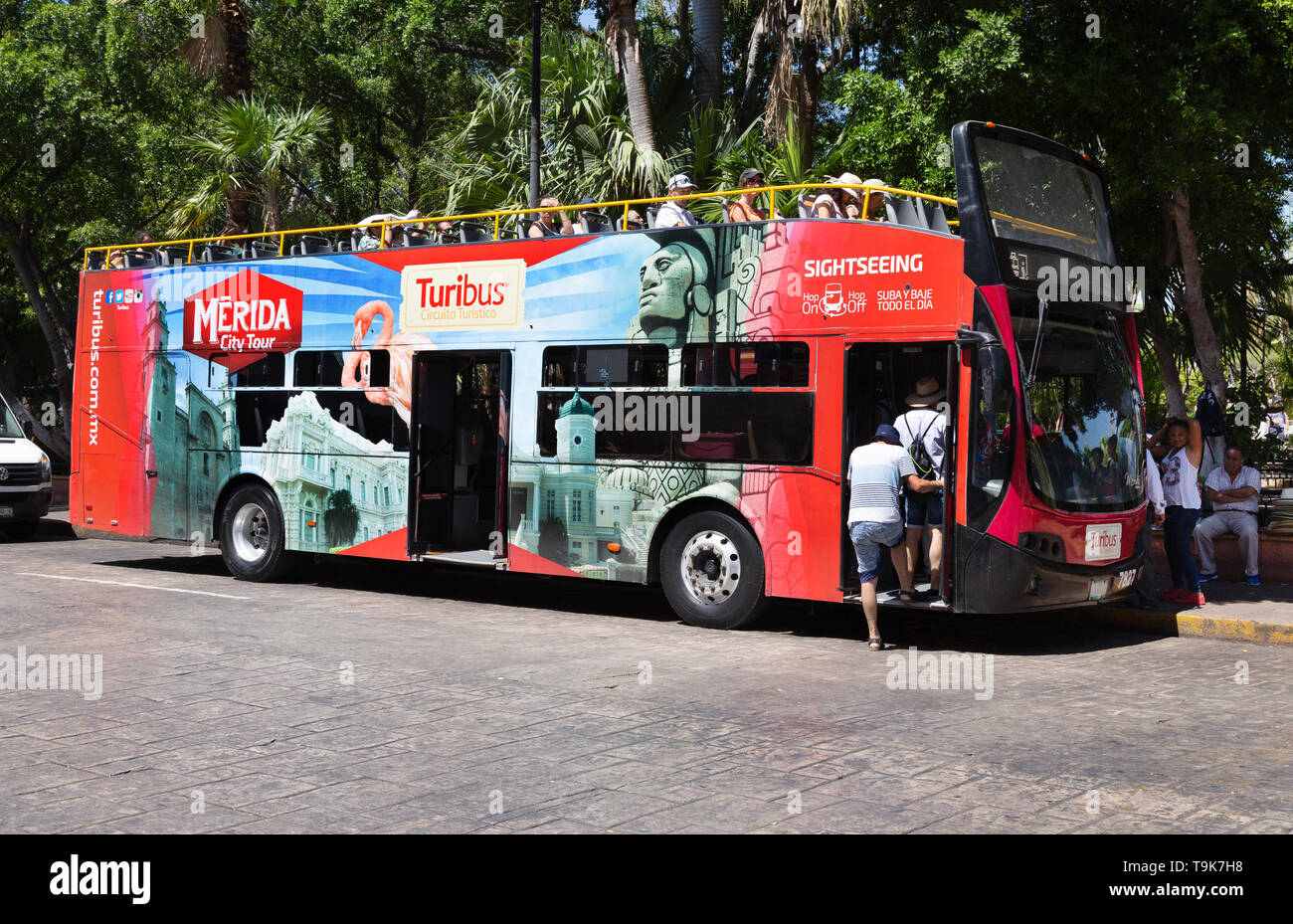 Mexiko Tourismus - Touristen auf einer Stadtrundfahrt mit dem Bus, Merida, Yucatan, Mexiko Lateinamerika Stockfoto