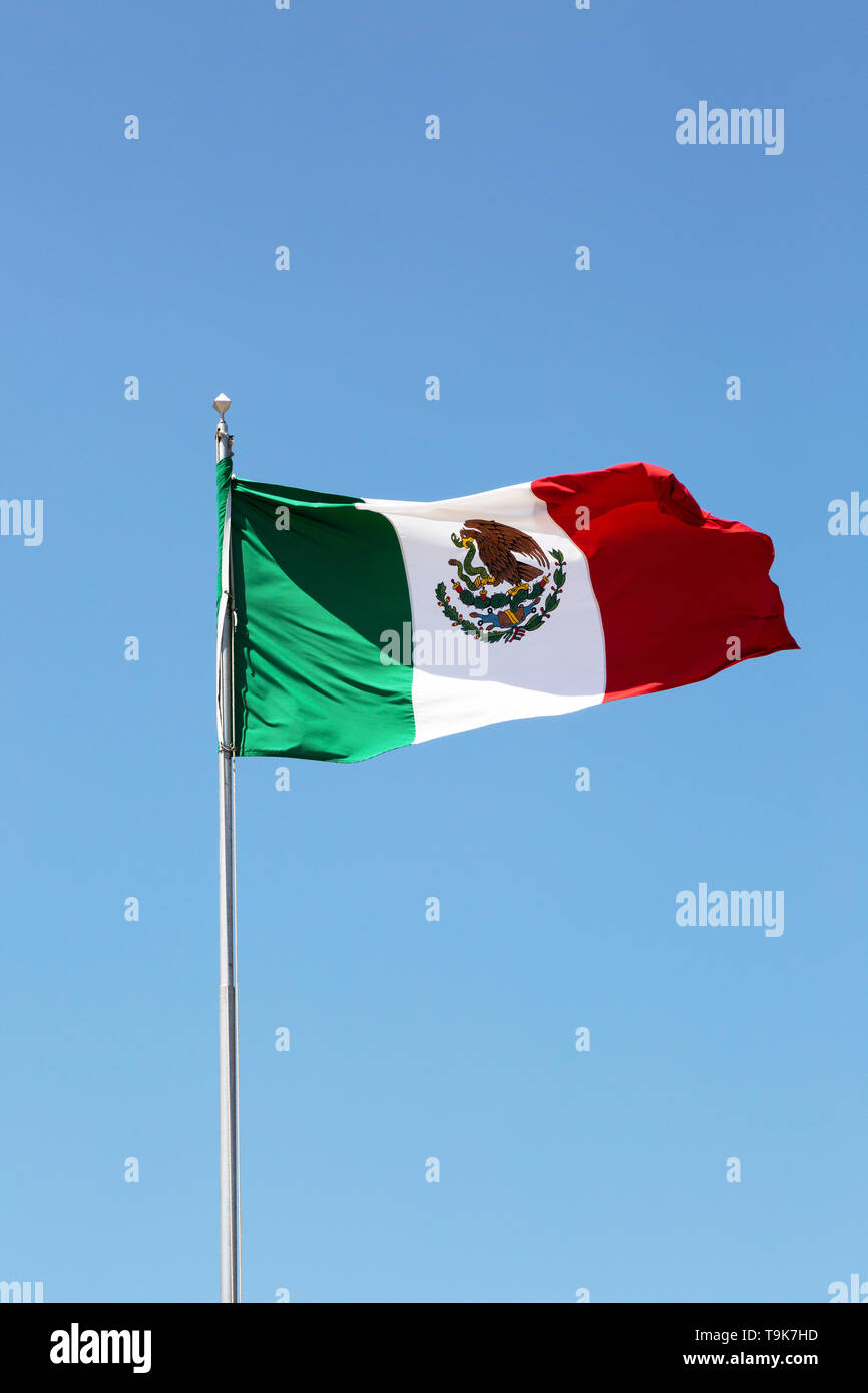 Mexikanische Flagge an einem Fahnenmast, Merida, Mexiko fliegen Stockfoto