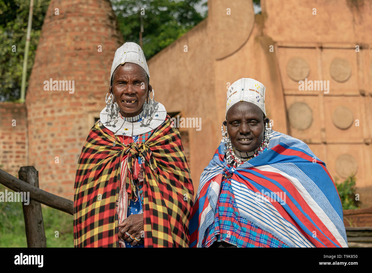 Porträt von zwei Maasai Frauen Ältesten in traditionellen Trachten, Ngorongoro Crater Lodge, Tansania Stockfoto
