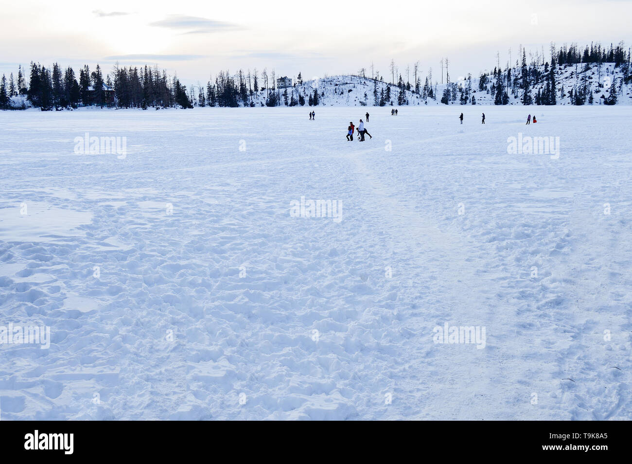 Menschen auf zugefrorenen See in Hohe Tatra, Slowakei Stockfoto