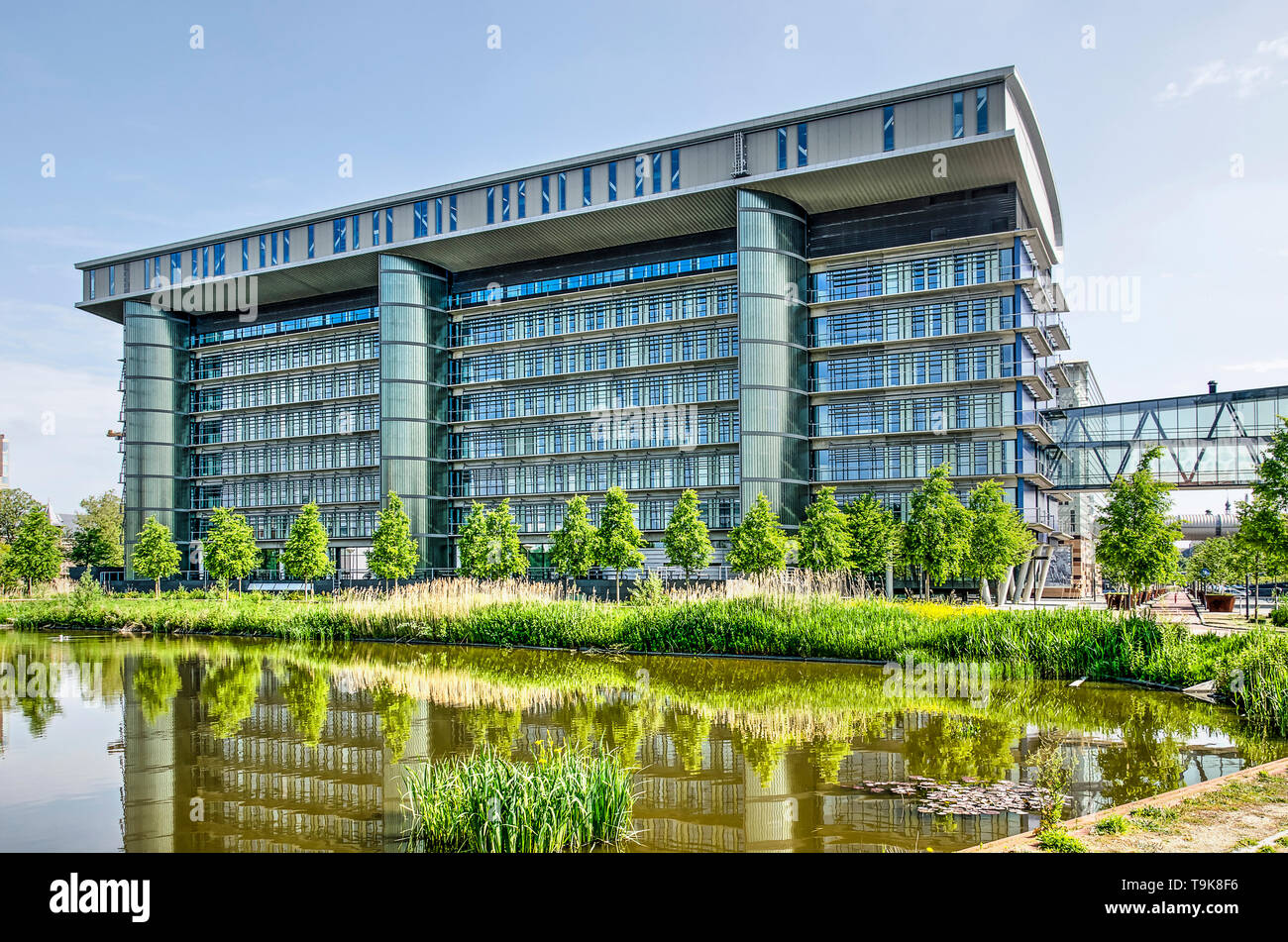 Leiden, Niederlande, 18. Mai 2019: Die moderne architure der Leiden University Medical Center Forschung Gebäude in den angrenzenden Teich widerspiegelt Stockfoto