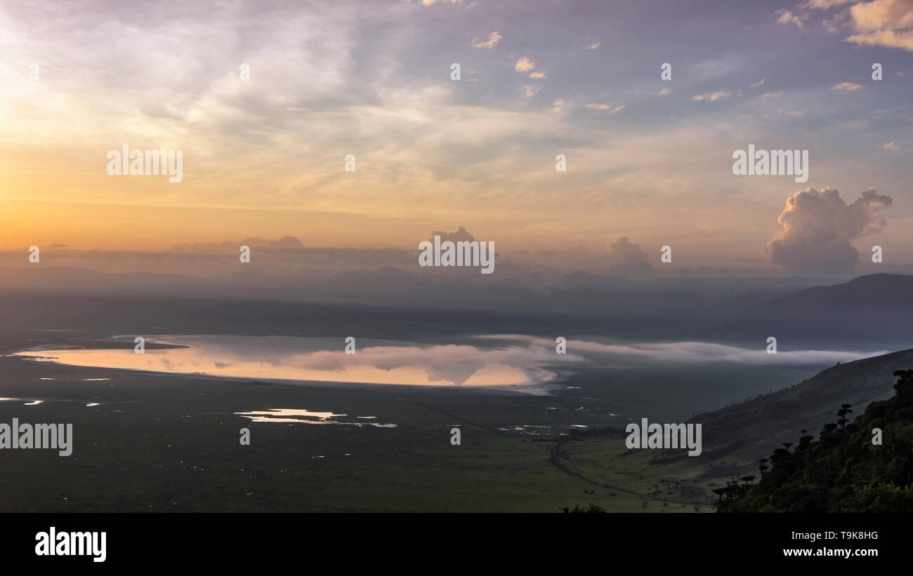 Sonnenaufgang mit Nebel über den Lake Magadi, Ngorngoro Krater, Tansania Stockfoto