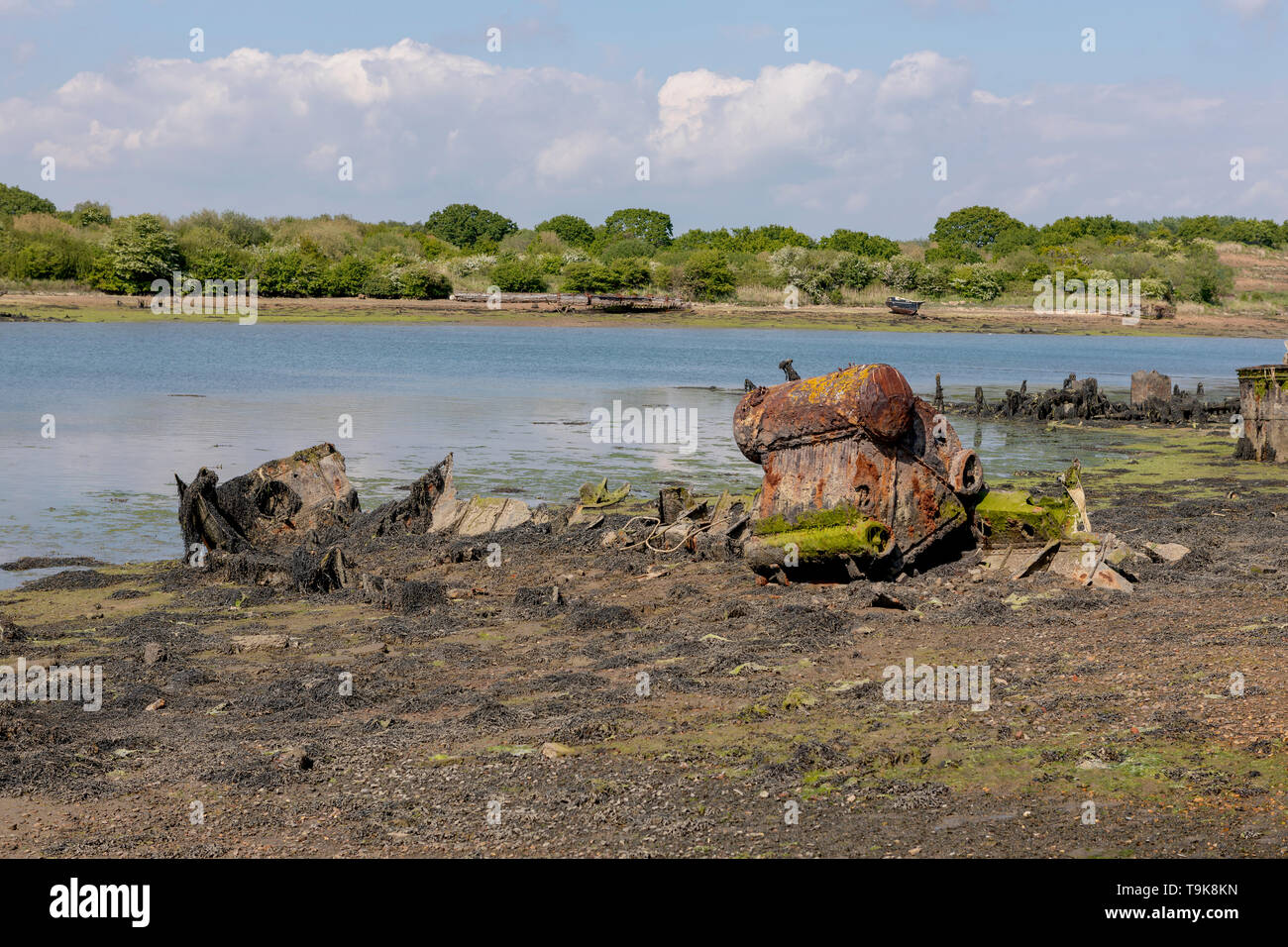 Überreste von versunkenen Schiffen bei Ebbe in Forton See Gosport, Hampshire ausgesetzt. Haufen Rost Boot Teile, aus denen komplizierte Muster. Stockfoto