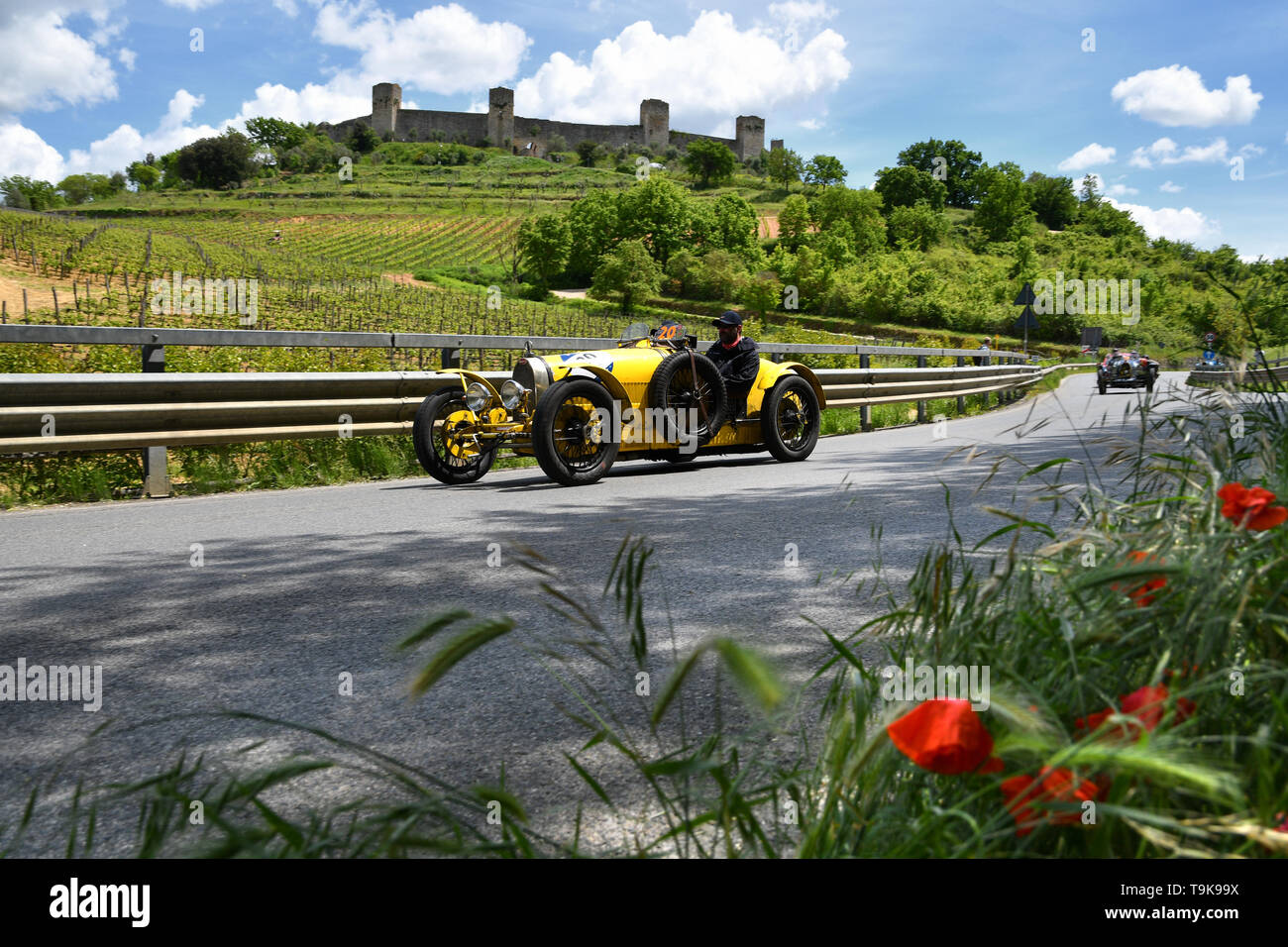 Toskana, Italien - Mai 2019: Unbekannter Treiber auf Bugatti Typ 35A 1925 bei der öffentlichen Veranstaltung des historischen Parade der Mille Miglia historische Rennen Stockfoto
