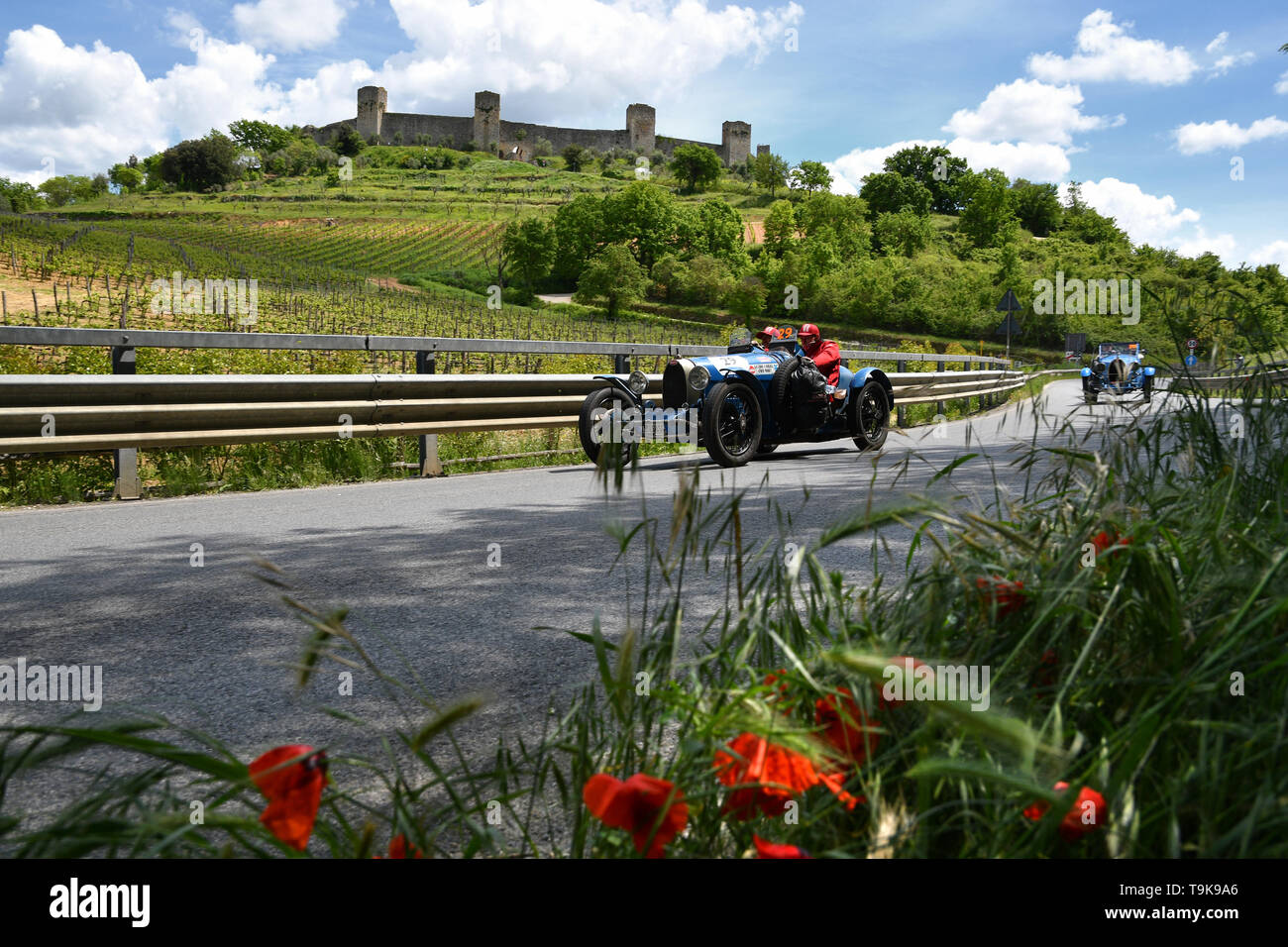 Toskana, Italien - Mai 2019: Unbekannter Treiber auf Bugatti Typ 37 1927 Während der öffentlichen Ereignis von historischer Parade der Mille Miglia und die Burg von Stockfoto