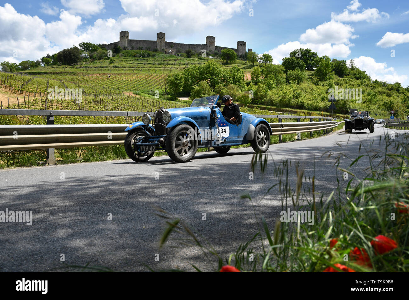 Toskana, Italien - Mai 2019: Unbekannter Treiber auf Bugatti Typ 40 1927 Während der öffentlichen Ereignis von historischer Parade der Mille Miglia und die Burg von Stockfoto