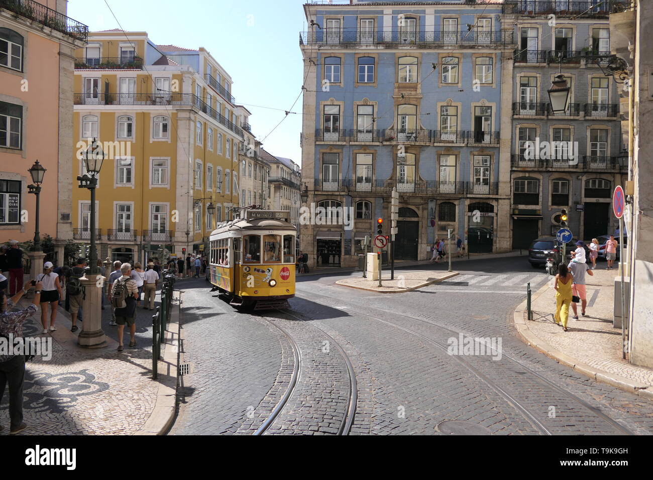 PORTUGAL, Lissabon, 30. SEPTEMBER 2018: Blick auf den berühmten Tram 28, in der historischen Altstadt Alfama von Lissabon (Rua Madalena), Portugal Stockfoto