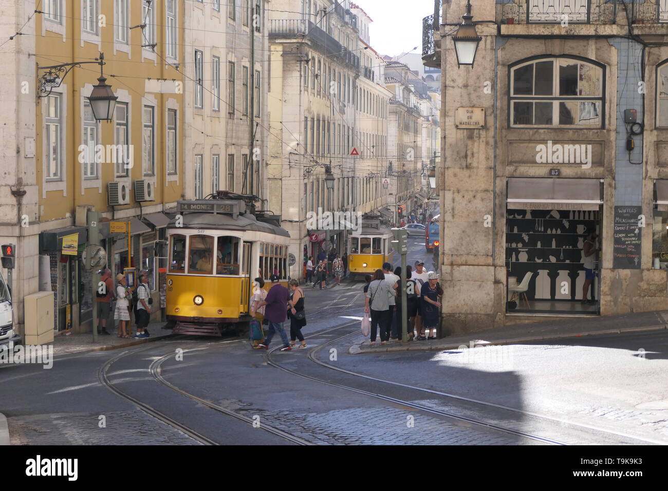 Lissabon, Portugal - Oktober 01, 2018: Blick auf eine Straße in der historischen Altstadt von Alfama (Rua Madalena) mit der Straßenbahn 28 in den Hintergrund in Lisbo Stockfoto