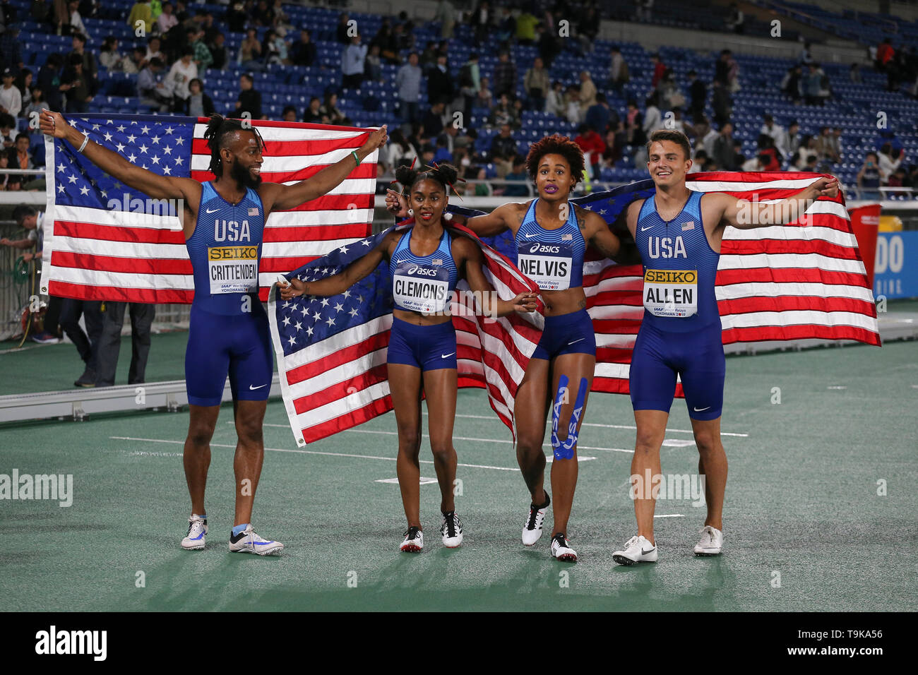 YOKOHAMA, Japan - 10. Mai: Freddie Crittenden, Christina Clemons, Sharika Nelvis und Devon Allen von den USA nach gewannen sie den Gemischten shuttle Hürden Finale Relais bei Tag 1 der 2019 IAAF World Relais Meisterschaften an der Nissan Stadion am Samstag, den 11. Mai 2019 in Yokohama, Japan. (Foto von Roger Sedres für die Iaaf) Stockfoto