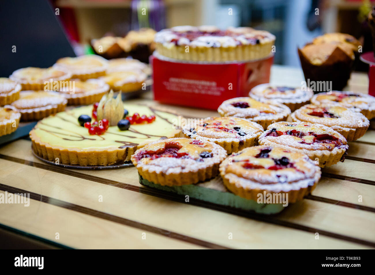 Verschiedene Arten von süßen Kuchen in der Konditorei. Stockfoto