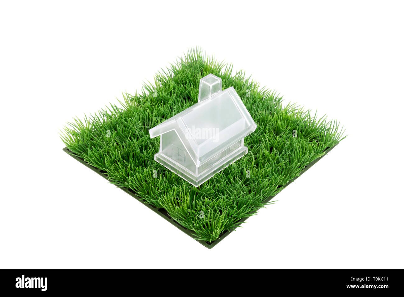 Crystal Haus auf der grünen Wiese auf weißem Hintergrund Stockfoto