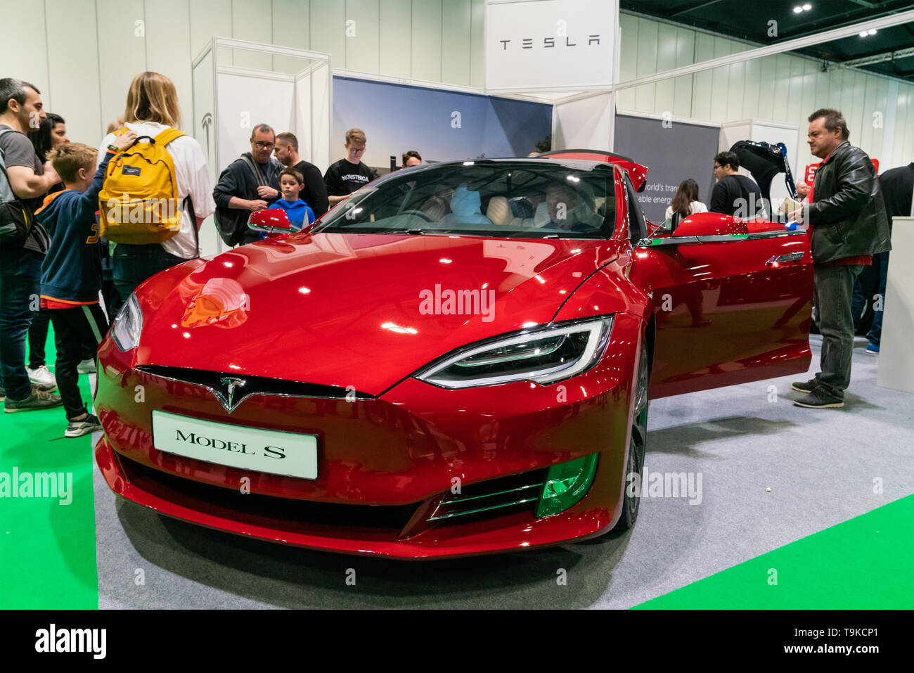 18. Mai 2019. London, Großbritannien. Elektrische rot Tesla Model S auf der London Motor Show 2019. Stockfoto