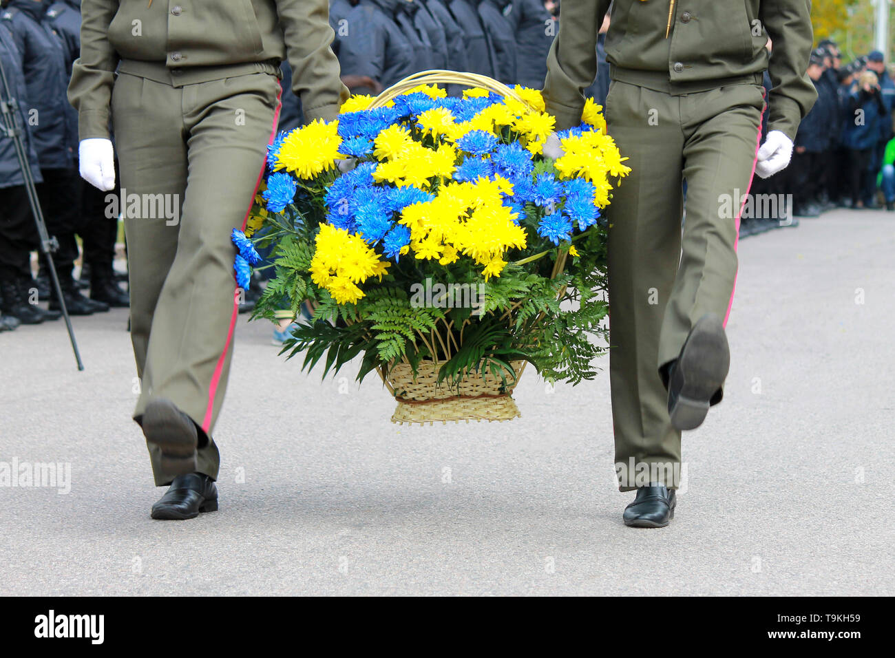Soldaten der ukrainischen Armee tragen einen Korb mit Blumen in den Farben der Ukrainische Staat Flagge. Streitkräfte der Ukraine, Dnepropetrovsk Stockfoto
