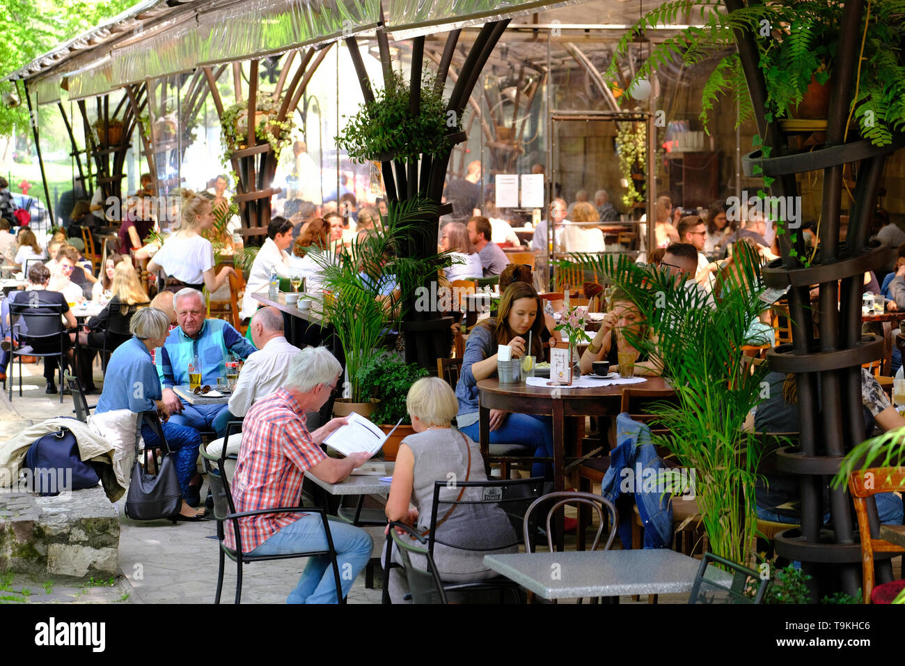 Sehr belebten Straßencafés Bar, Krakau, Polen Stockfoto