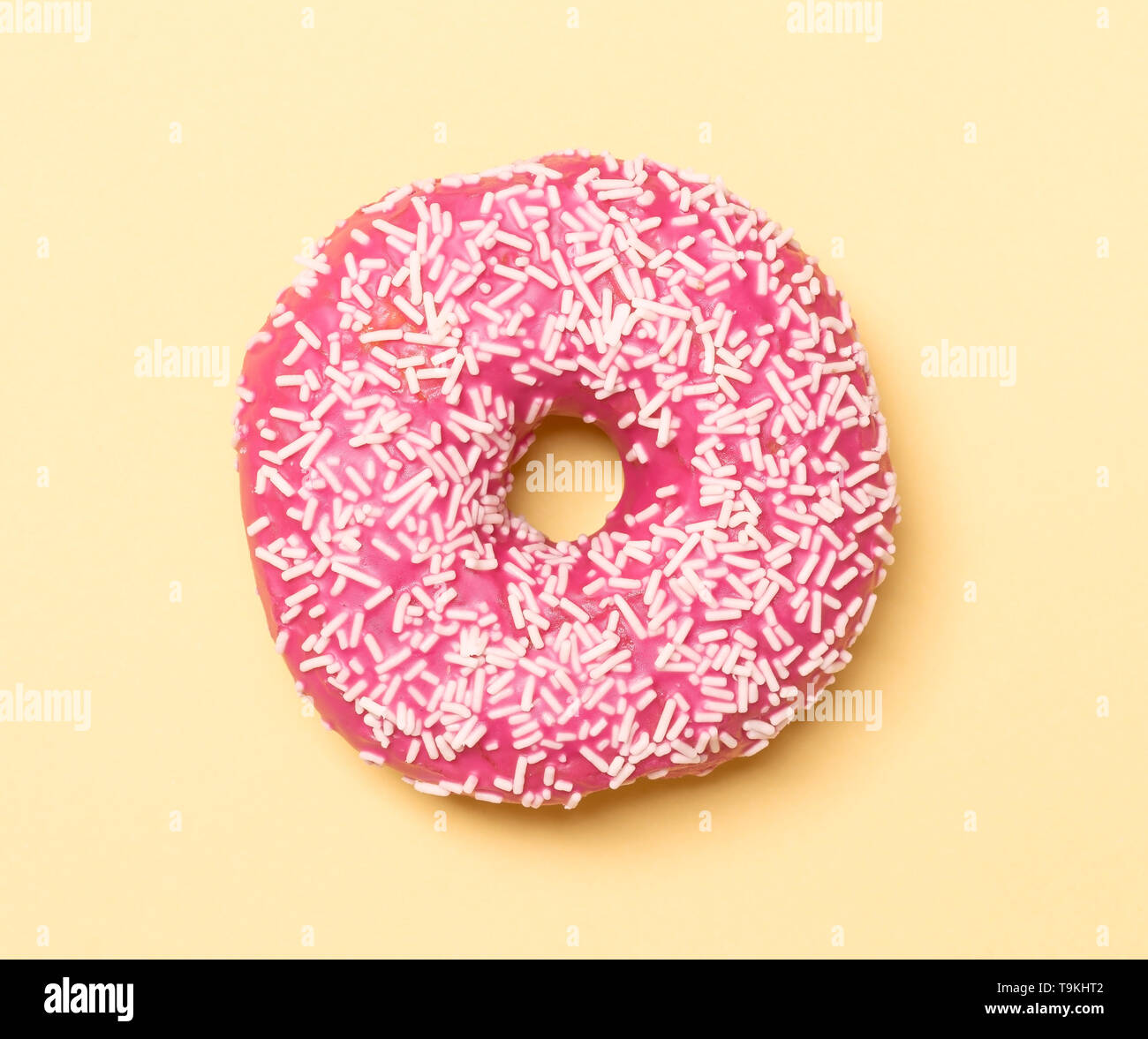 Rosa Donut mit weißem Zucker Streusel Stockfoto