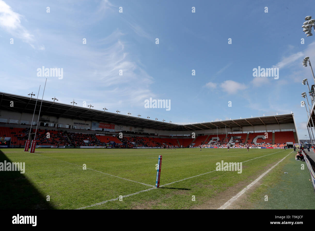 Blauen Himmel bei Bloomfield Road während der Betfred Meisterschaft Sommer Bash Gleiches an, Blackpool. Stockfoto