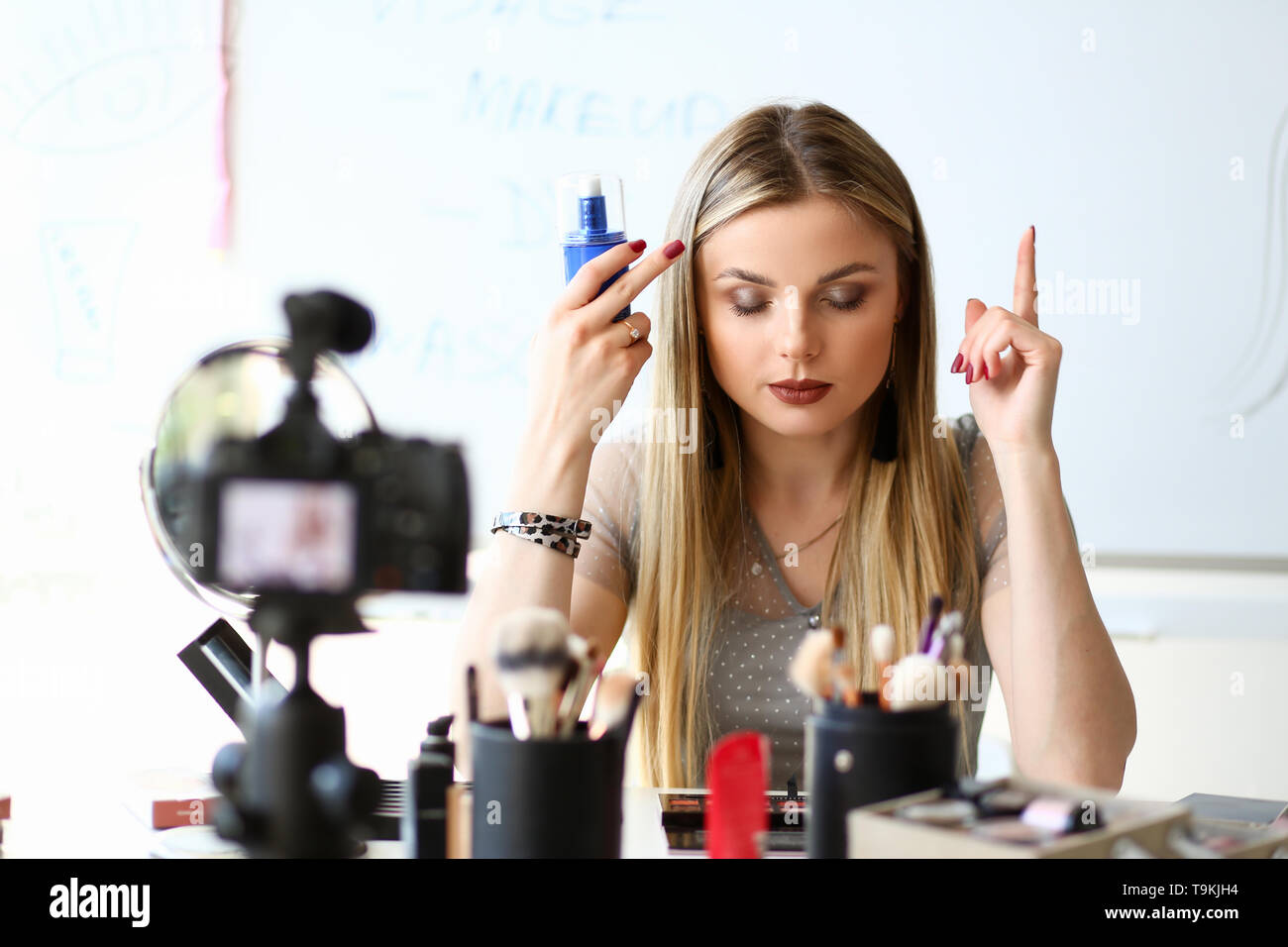 Make-up-Blogger Video Review für Internet Kanal Stockfoto