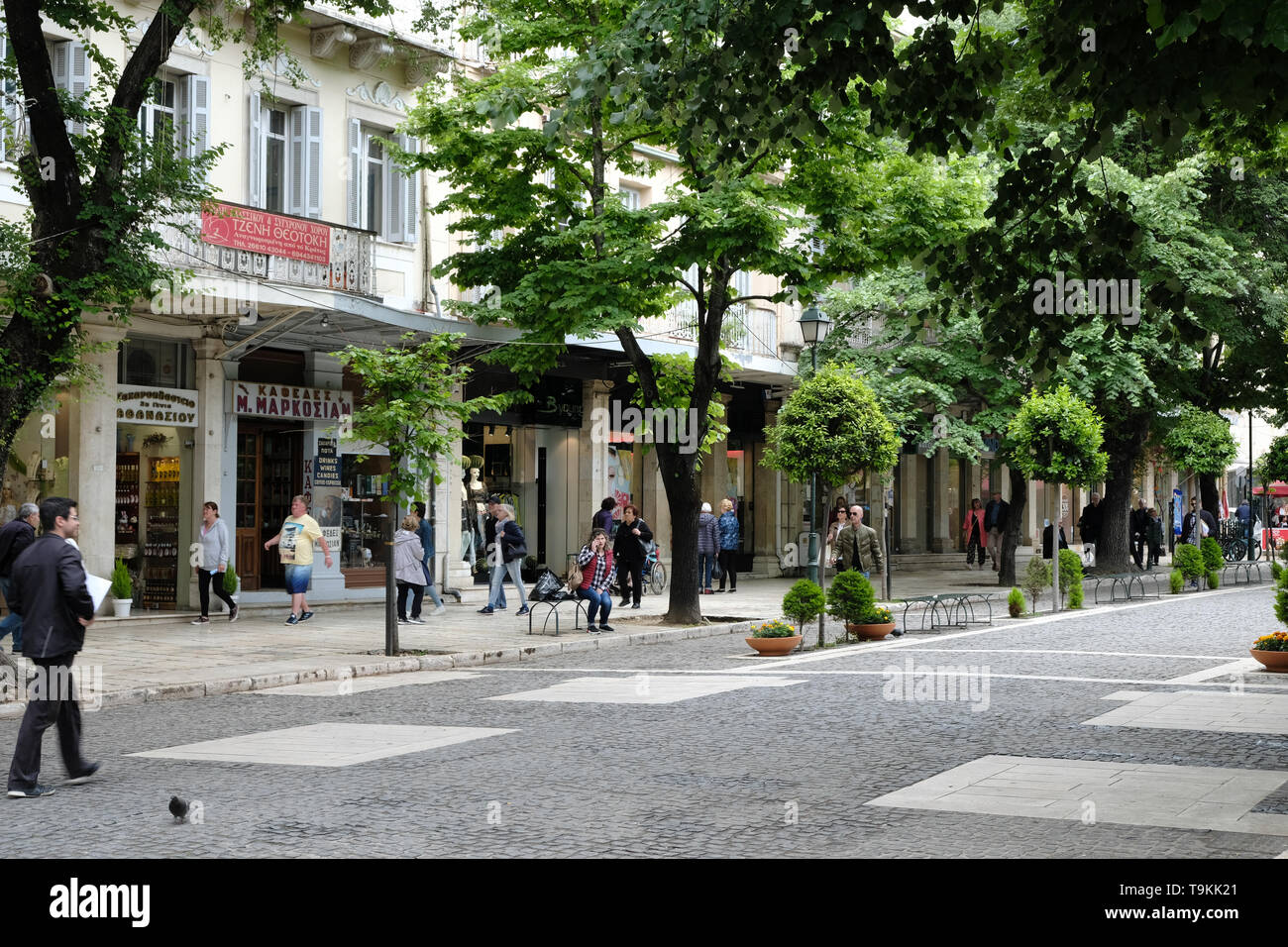 Kunden, Touristen und Einheimische besuchen Sie eine pedetrianised Einkaufsviertel von Korfu, Korfu, Griechenland Stockfoto