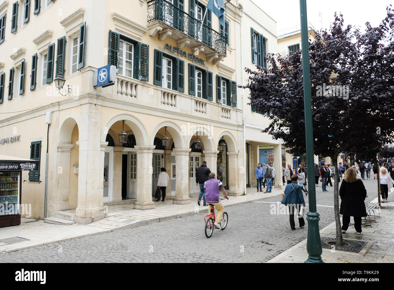 Kunden, Touristen und Einheimische besuchen Sie eine pedetrianised Einkaufsviertel von Korfu, Korfu, Griechenland Stockfoto