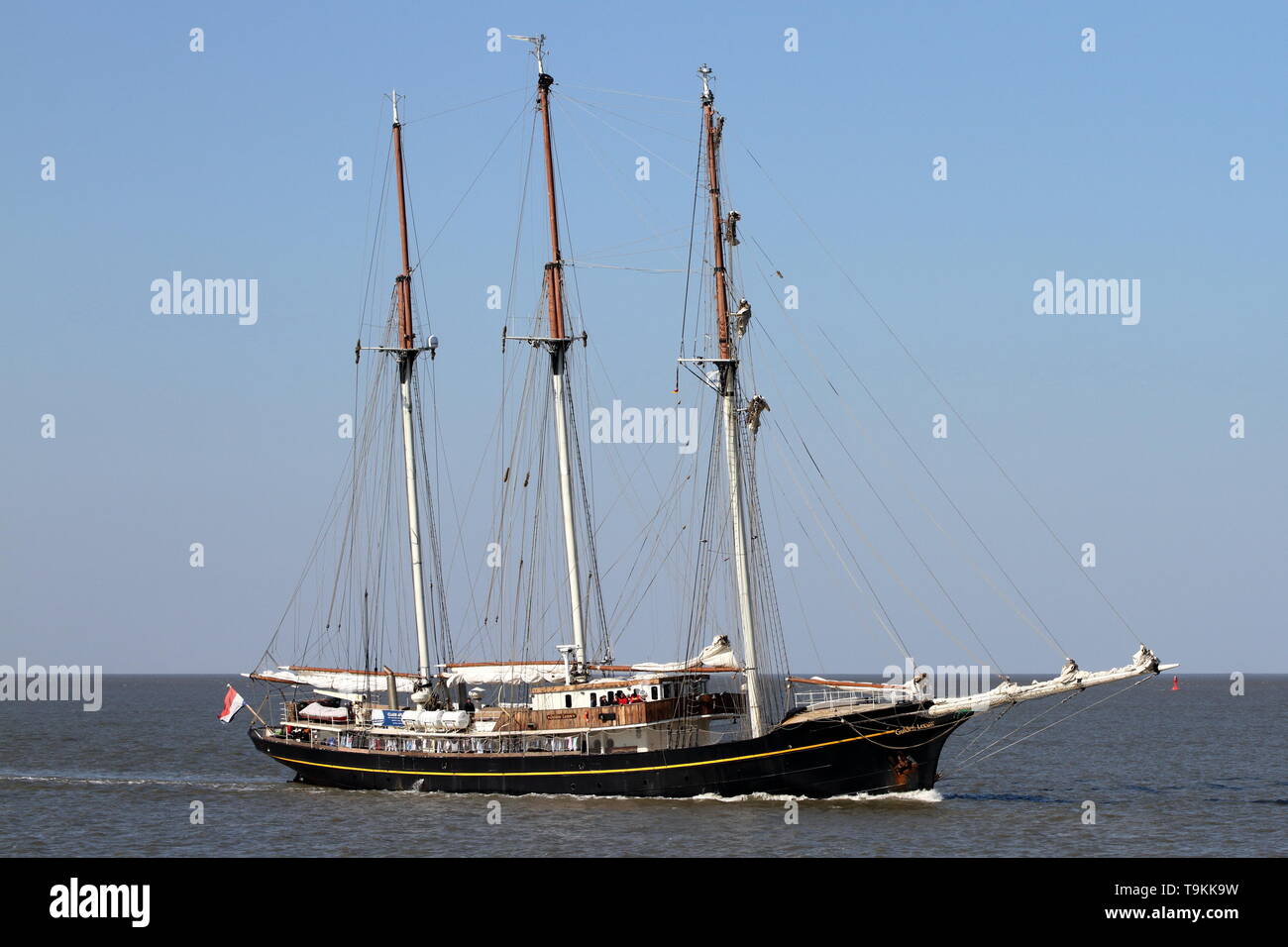 Das Schiff Gulden Leeuw geht am 15. April 2019 Cuxhaven und weiter in Richtung Hamburg. Stockfoto