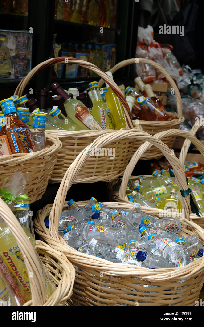 Korfu, Griechenland - 10. Mai 2019 - Körbe voller kleiner Alkohol Flaschen, die überall in der Stadt Korfu verkauft werden. Stockfoto