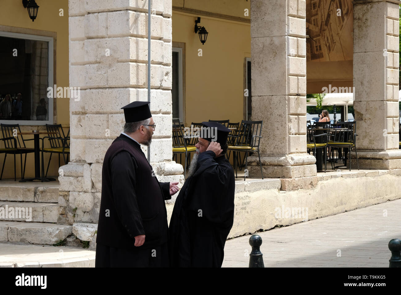 Korfu, Griechenland - Mai 2019: Griechisch-orthodoxen Priester in Korfu Altstadt unterhalten Stockfoto