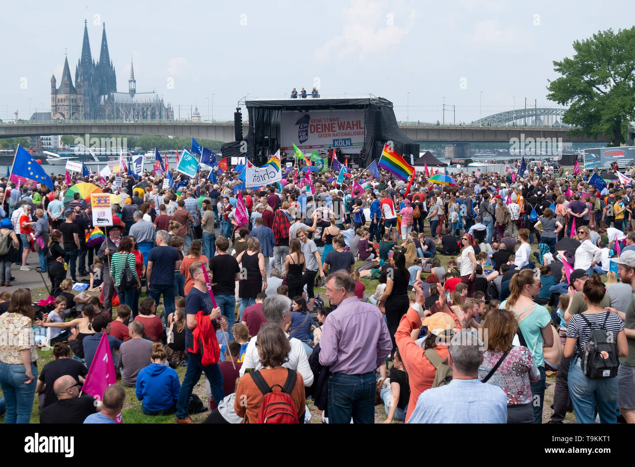 30 tausend Menschen auf die Straße und am Sonntag in Köln zu einer Demonstration für die europäische Einigung und gegen Nationalismus Stockfoto