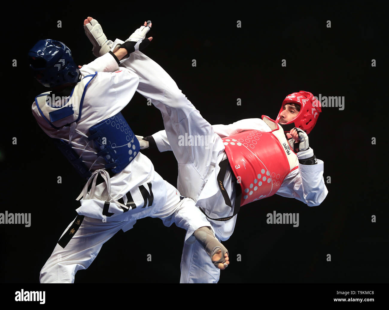 China Shuai Zhao (blau) konkurriert gegen Irans Soroush Ahmadi im Finale der Herren -80 kg bei Tag 5 der World Taekwondo Championships in der Manchester Arena. Stockfoto