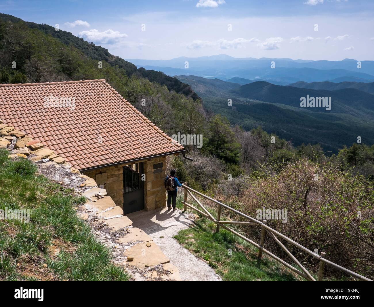 Im mittleren Alter weibliche Wanderer genießen der Landschaft an der Virgen de la Cueva Kapelle, ein Wanderziel in der Nähe von Mount Oroel, Jaca, Spanien Stockfoto