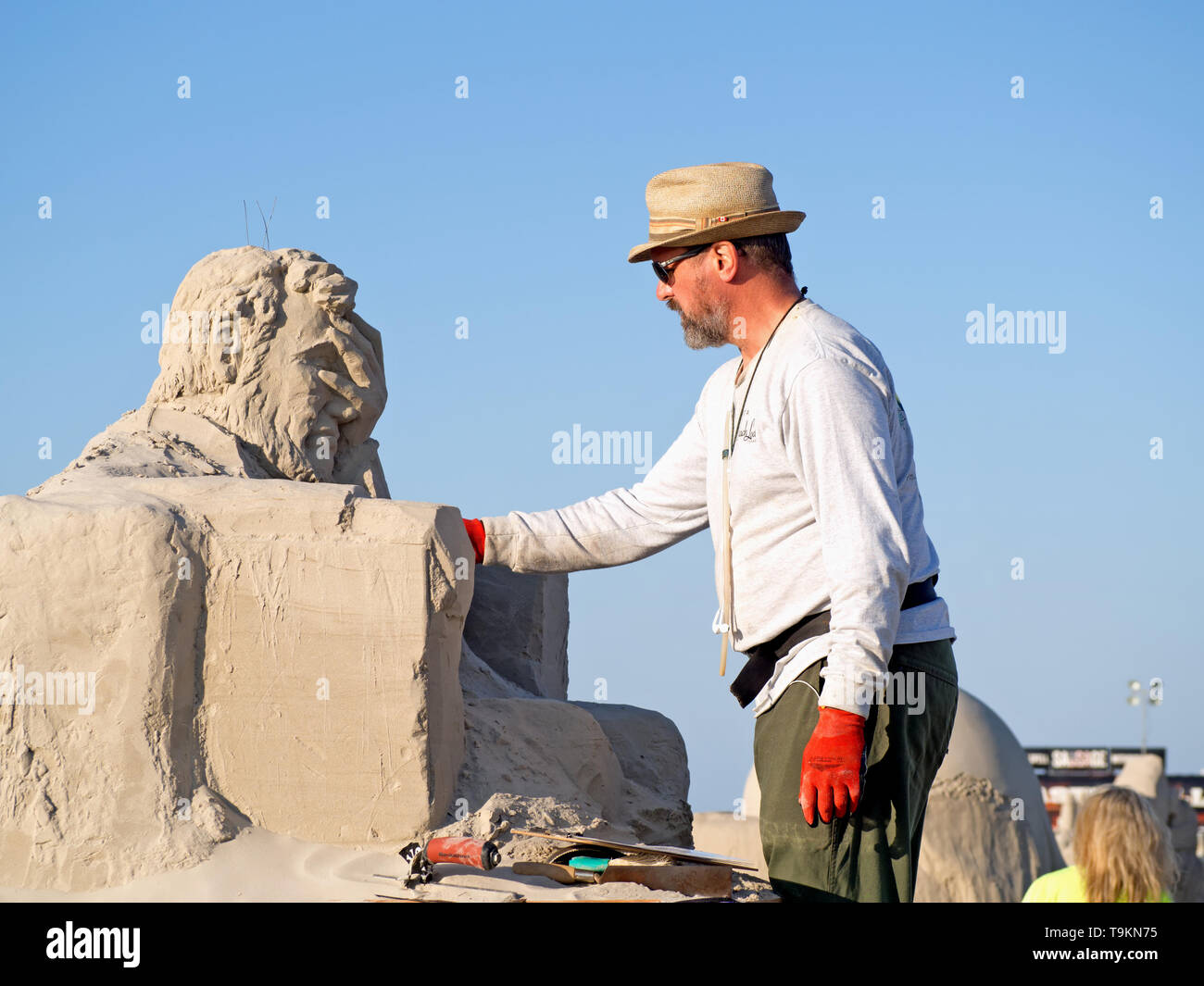 Damon Langlois von Victoria, Britisch-Kolumbien, Kanada arbeitet auf seinem Platz 1 gewinnen Sand Skulptur, "Freiheit zerbröckeln." Texas Sandfest 2019. Stockfoto