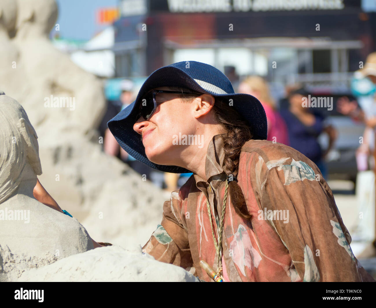 Morgan Rudluff in bunte Kleidung arbeitet auf ihrem Platz 2 Master Duo Sieger, "Party in Ihrer Pflanzen." Texas Sandfest 2019 in Port Aransas, Texas USA. Stockfoto