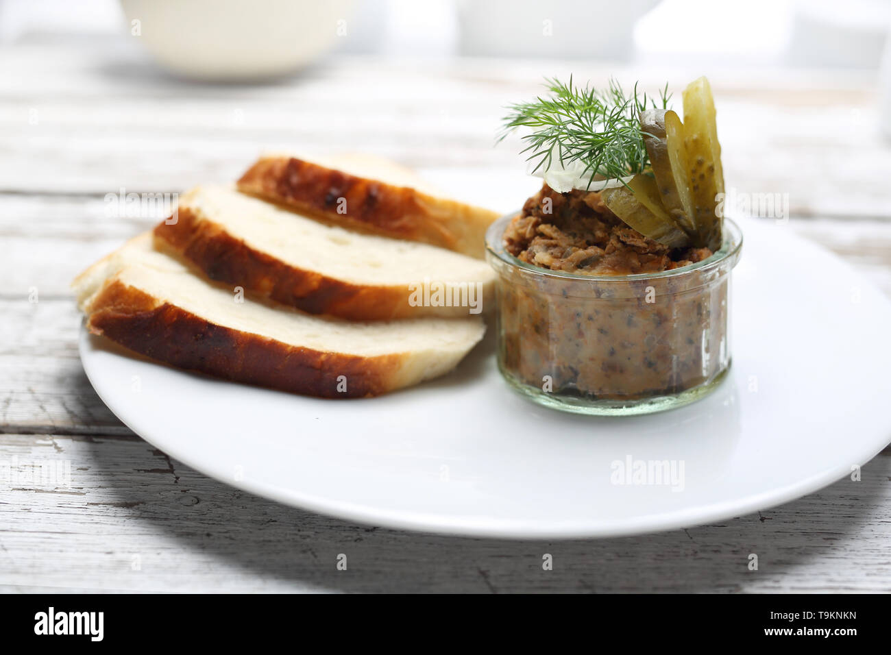 Appetitanregende Teller, leckeres Sandwich Paste mit Brot und Gurken. Horizontale Zusammensetzung auf weißem Holz- Hintergrund. Stockfoto
