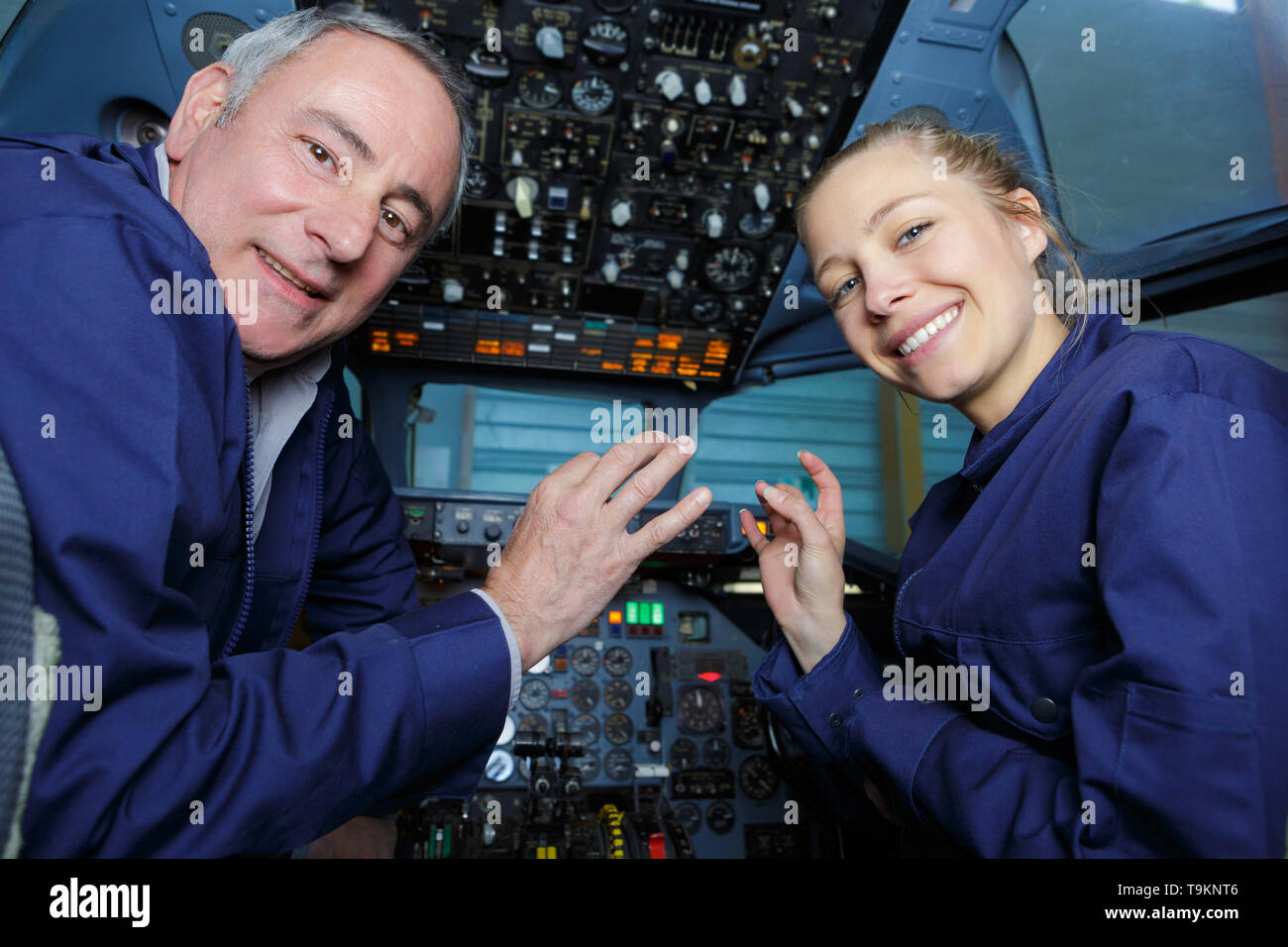 Zwei lächelnde Piloten im Cockpit Stockfoto