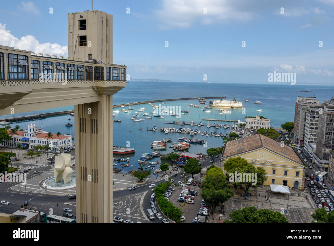 Anzeigen von Lacerda Aufzug und All Saints Bay (Baia de Todos os Santos) in Salvador Bahia in Brasilien Stockfoto