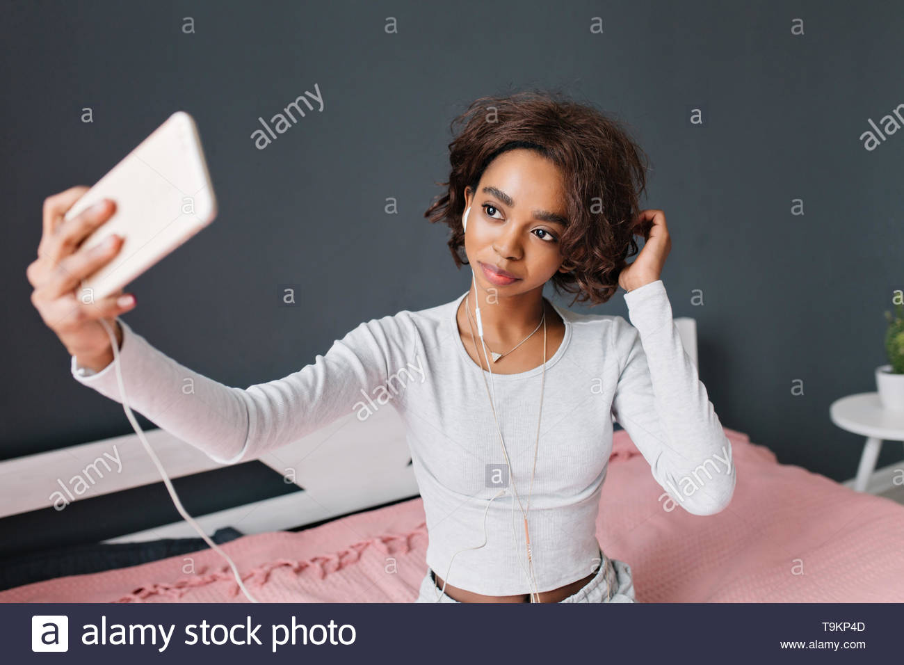 teen girl selfies auf dem bett