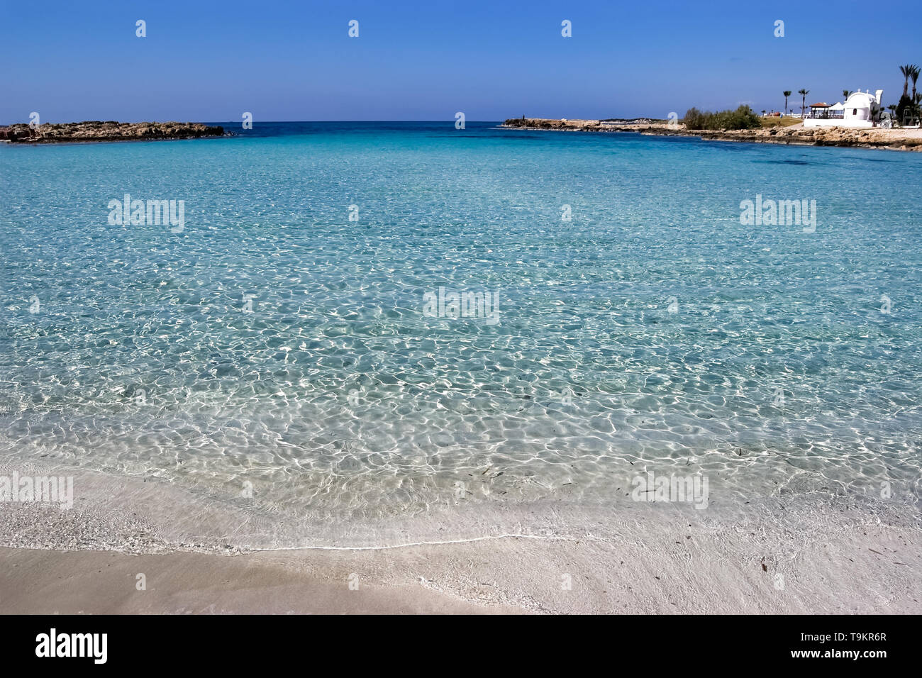 Marine mit weißen Sandstrand und das blaue transparenten Meer im Ferienort Ayia Napa, Zypern. Stockfoto