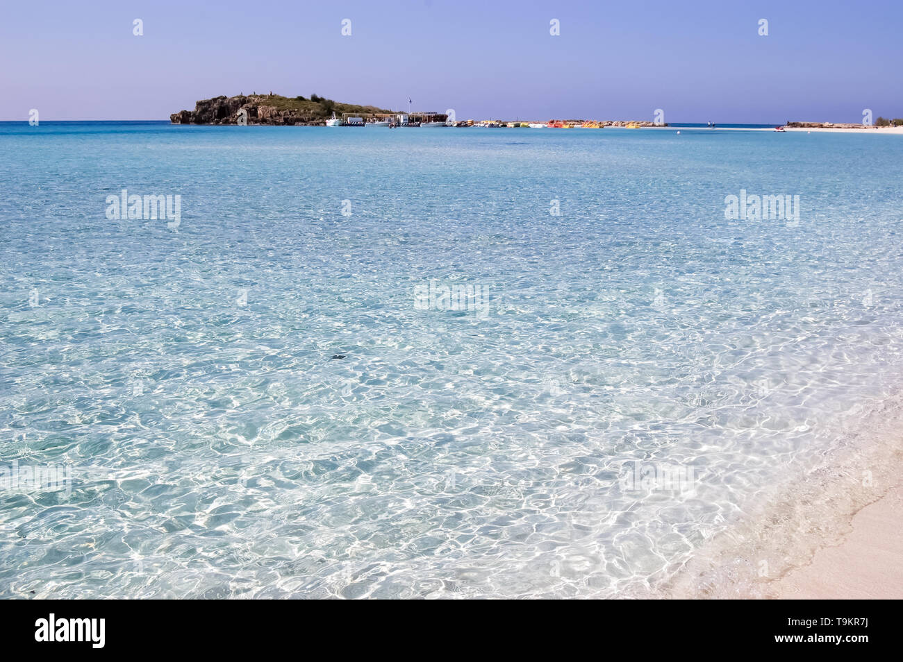Die malerische Küste mit das sauberste Meer und den weißen Sandstrand im Ferienort Ayia Napa, Zypern. Stockfoto
