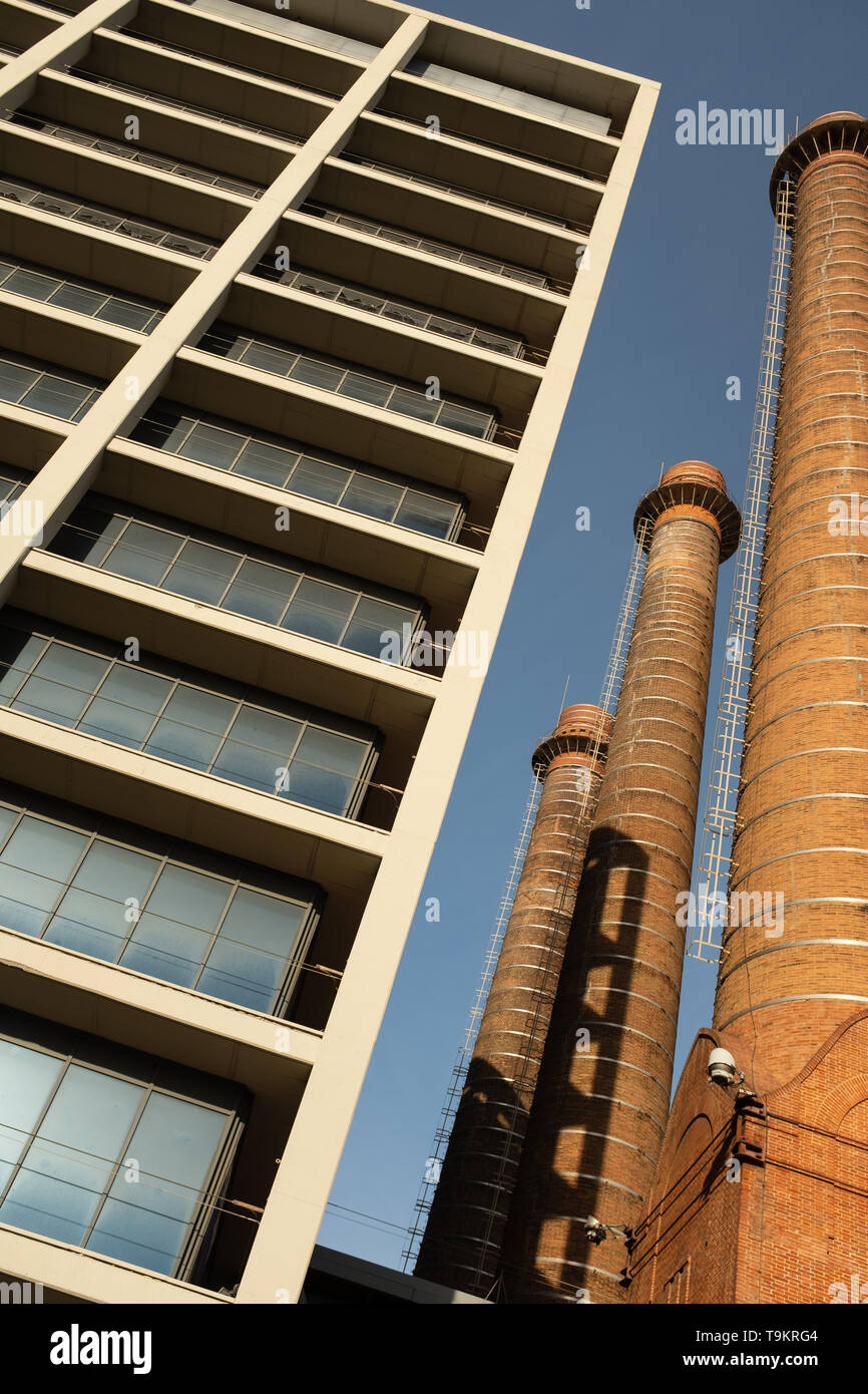 Ansicht von unten aus drei roten Backstein Schornsteine, die Teil einer alten industriellen Komplex im beliebten Stadtteil Poble Sec, Barcelona, Katalonien, Spai Stockfoto